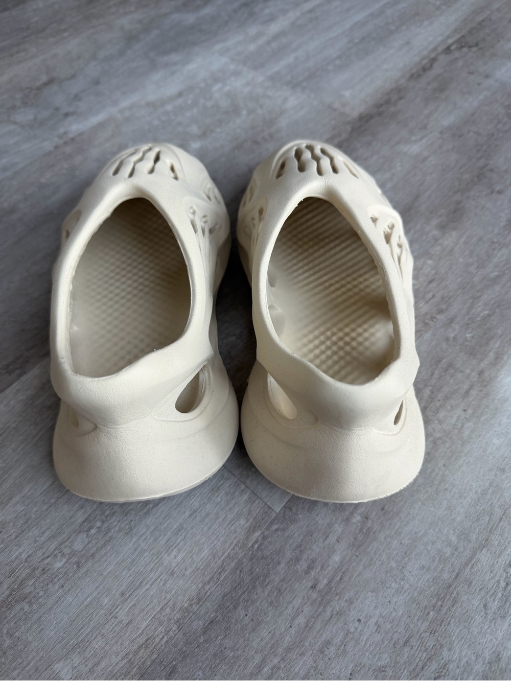 Yeezy Foam Rnnr Clogs Cream/Off-White Men’s View 4